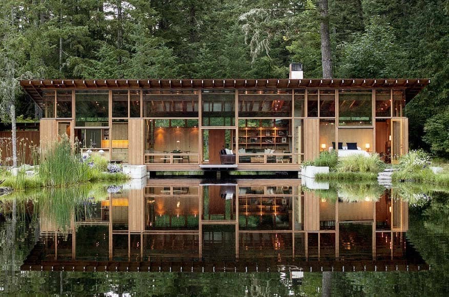 An Oregon home floats above a pond to connect with nature