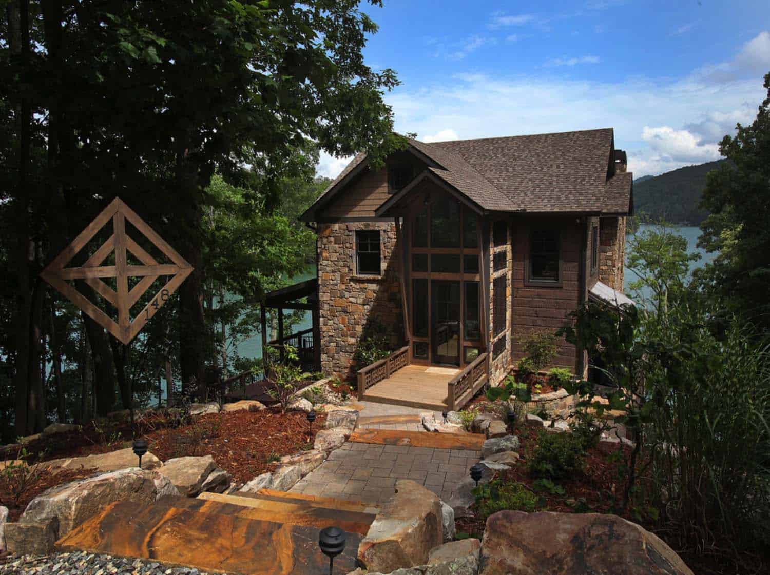 Modern-rustic lake house in Georgia: Lake Bluff Lodge