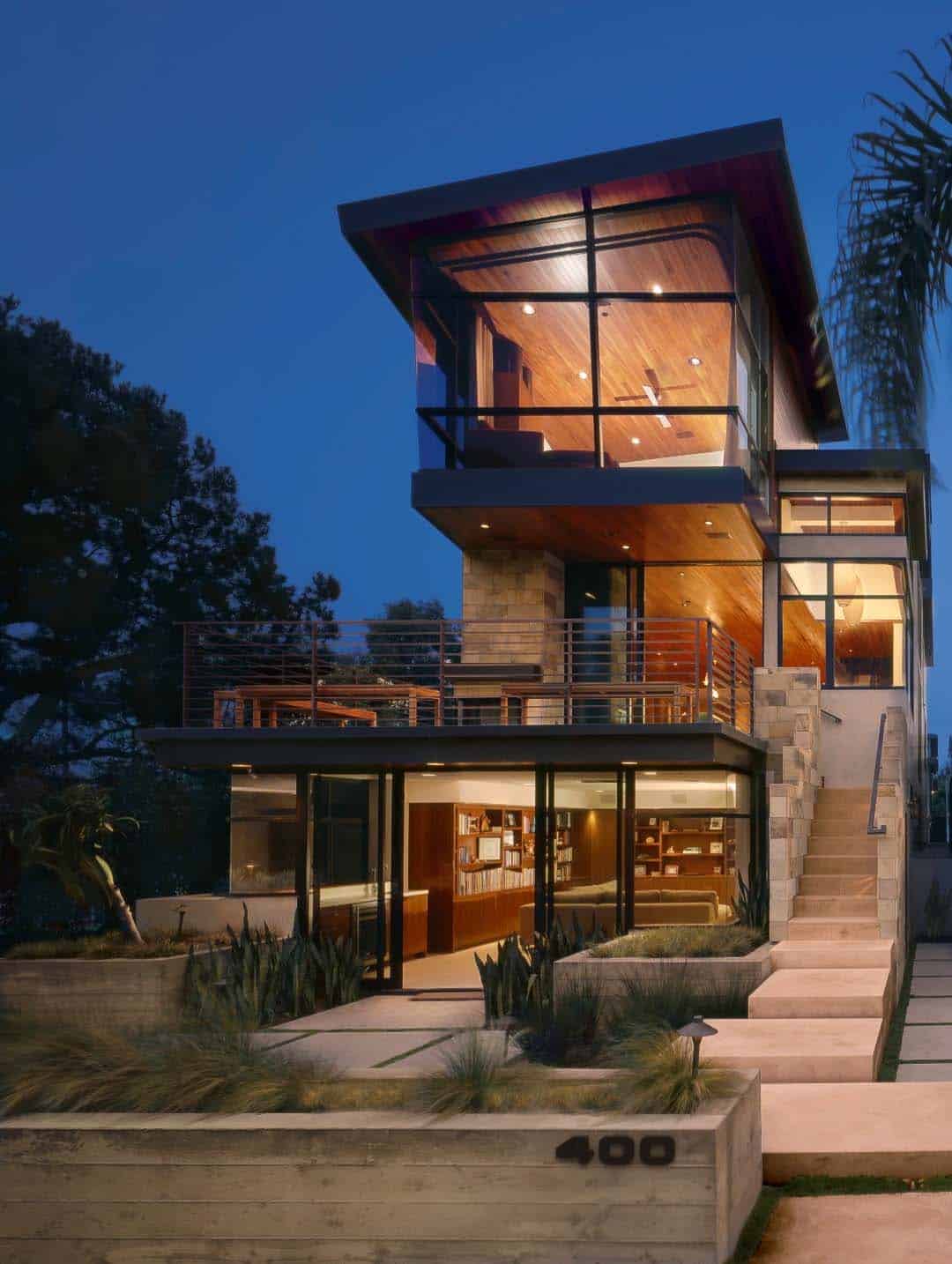 A modern tree house built for family living in Manhattan Beach