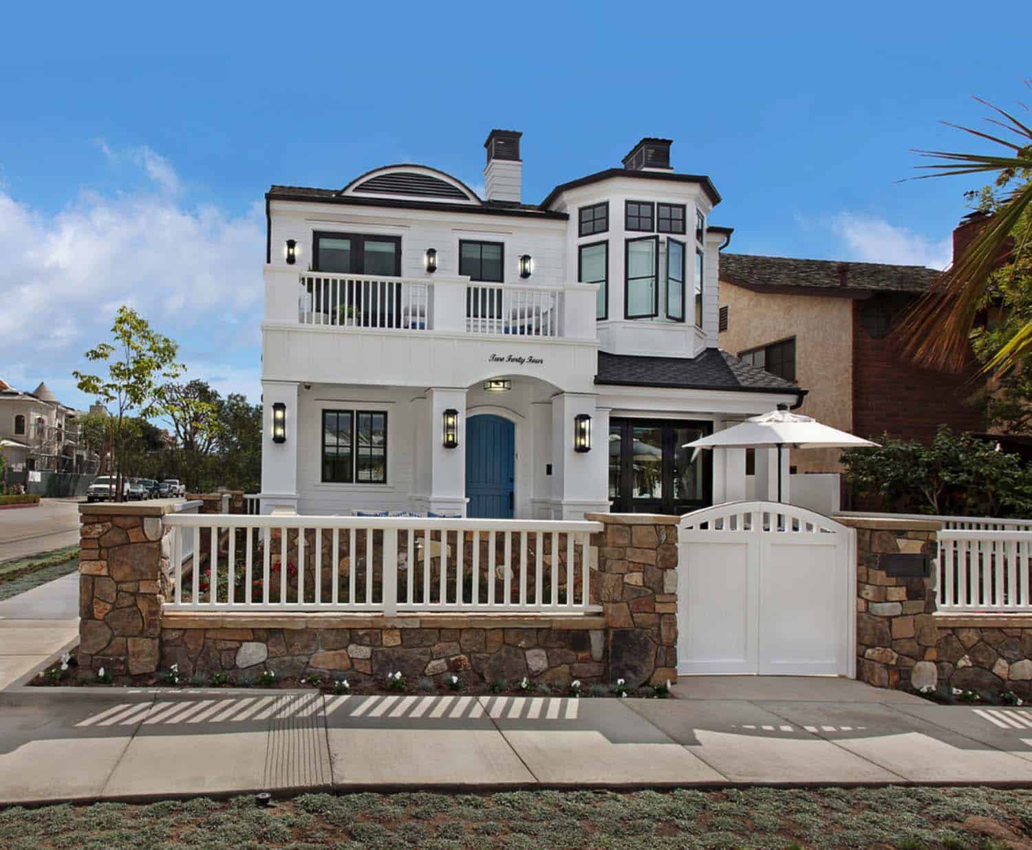 Beach style home with indoor-outdoor living in Newport Beach