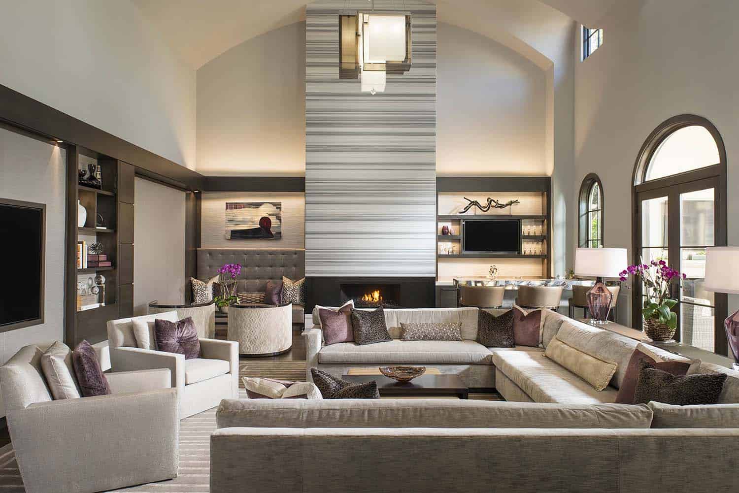 Luxurious modern home with striking entertaining spaces in Texas