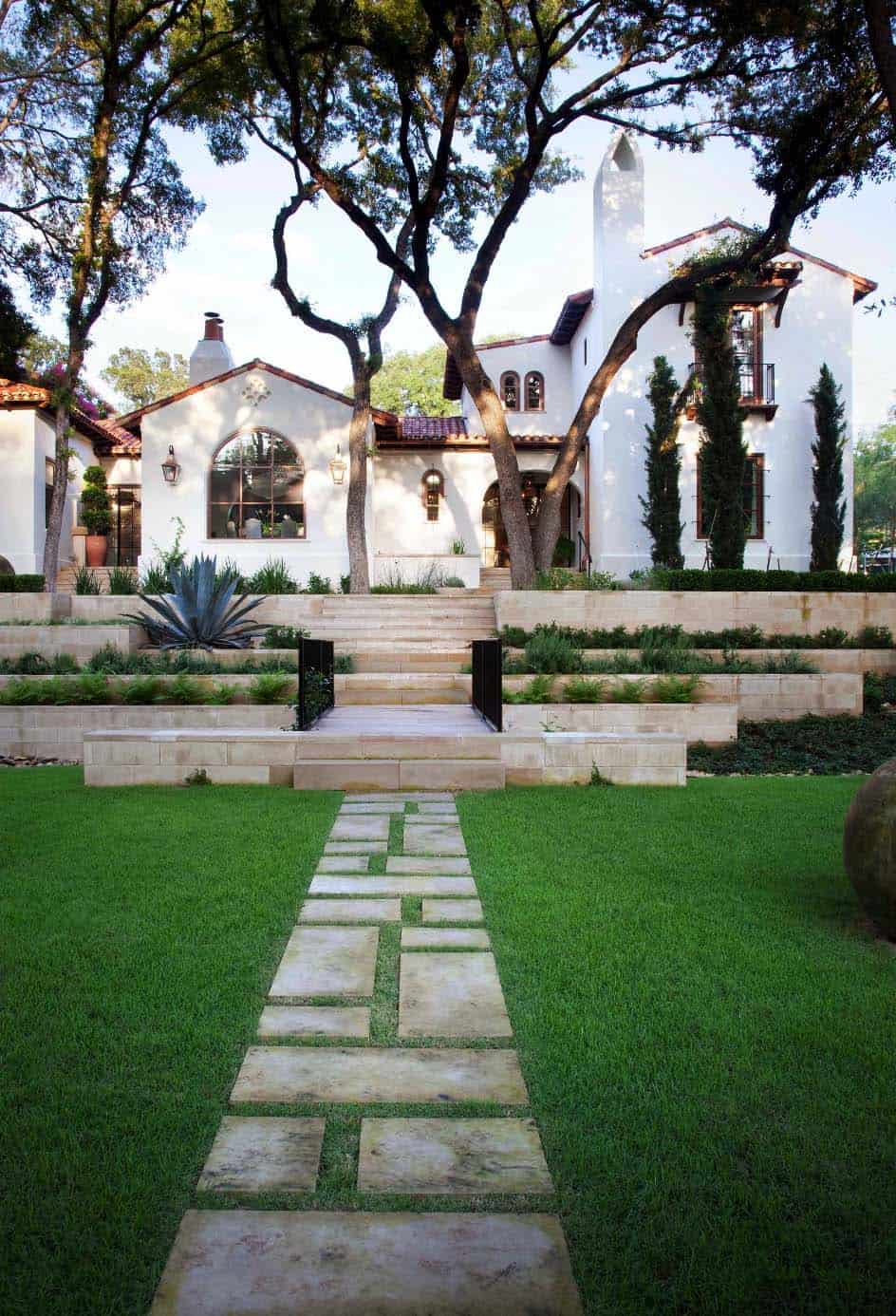 Spanish-style house in Texas with artistic yet flawless design