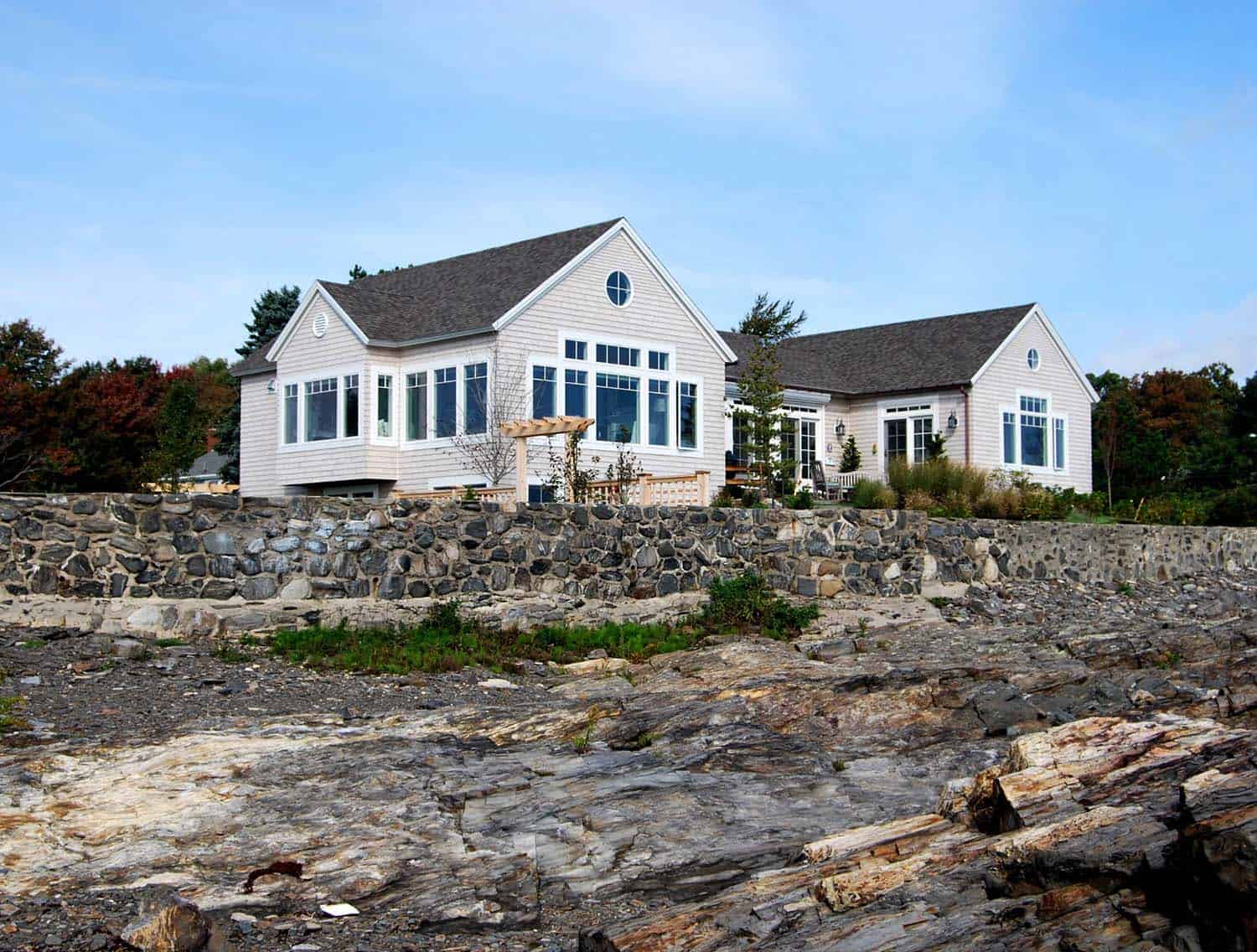 A simple yet elegantly styled seaside cottage in Maine