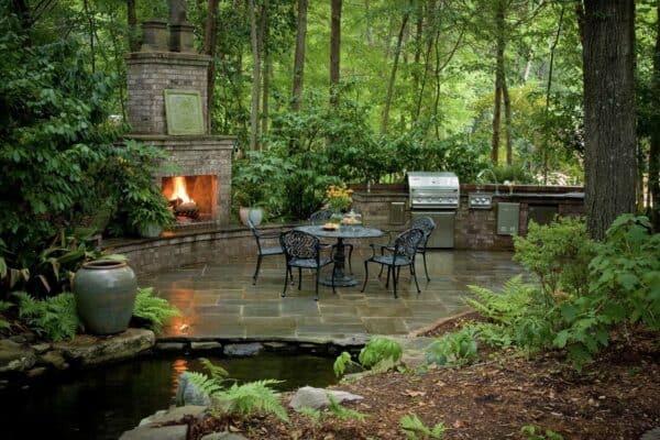 woodsy-outdoor-kitchen-with-a-fireplace