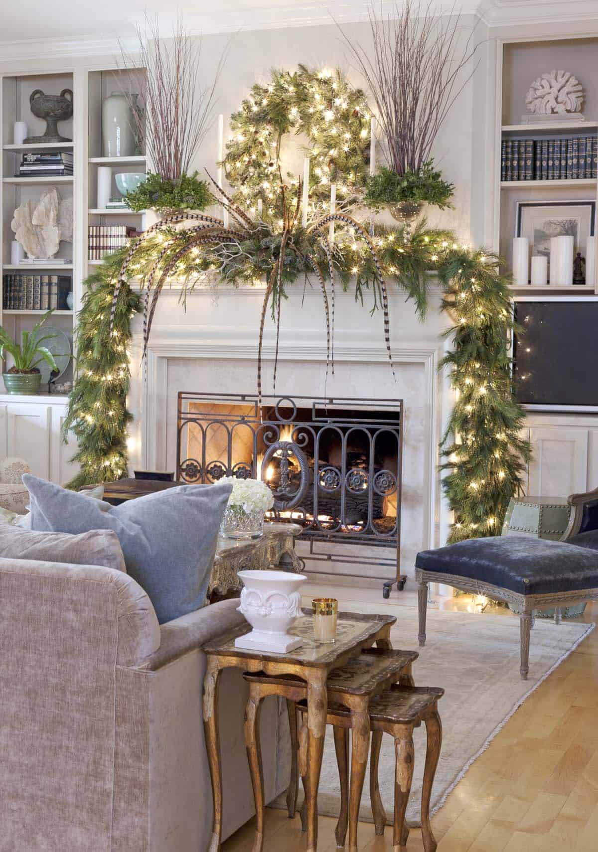 Christmas Mantel Decorating Ideas-01-1 Kindesign
