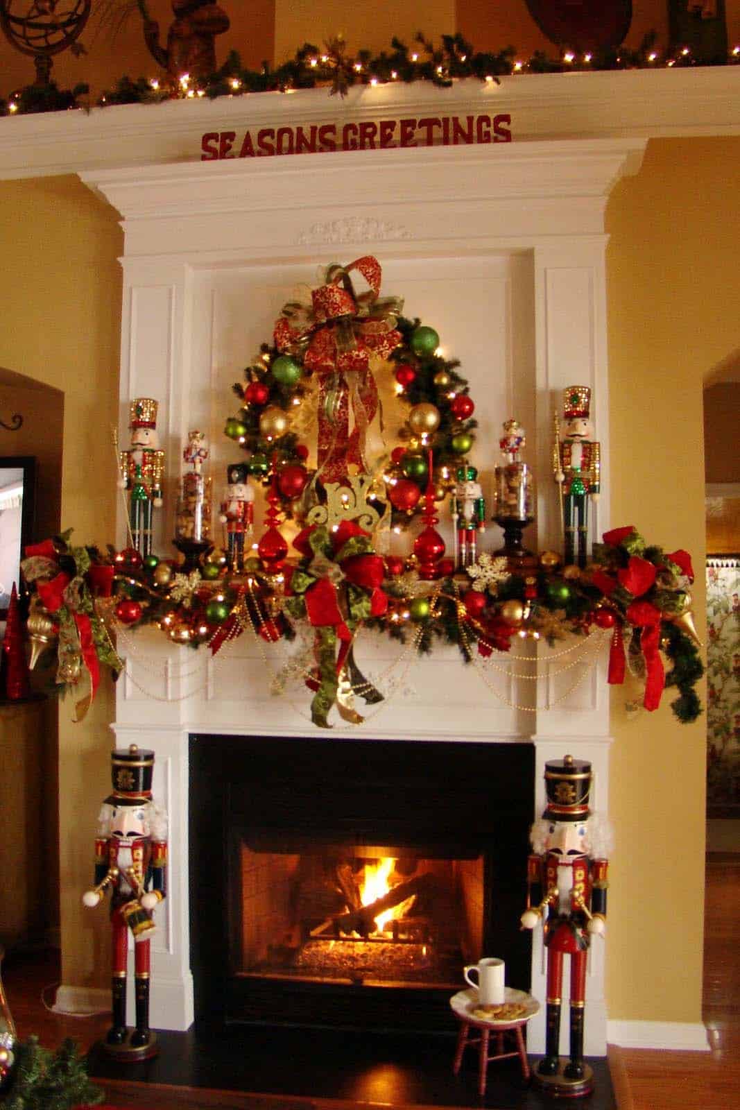 50+ Absolutely Fabulous Christmas Mantel Decorating Ideas