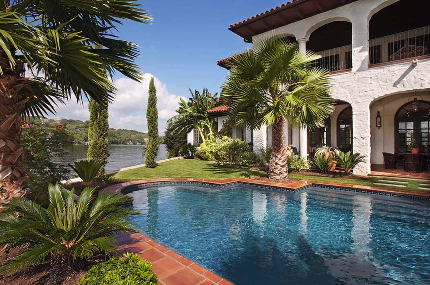 Mediterranean Style Lake House-Cornerstone Architects-05-1 Kindesign