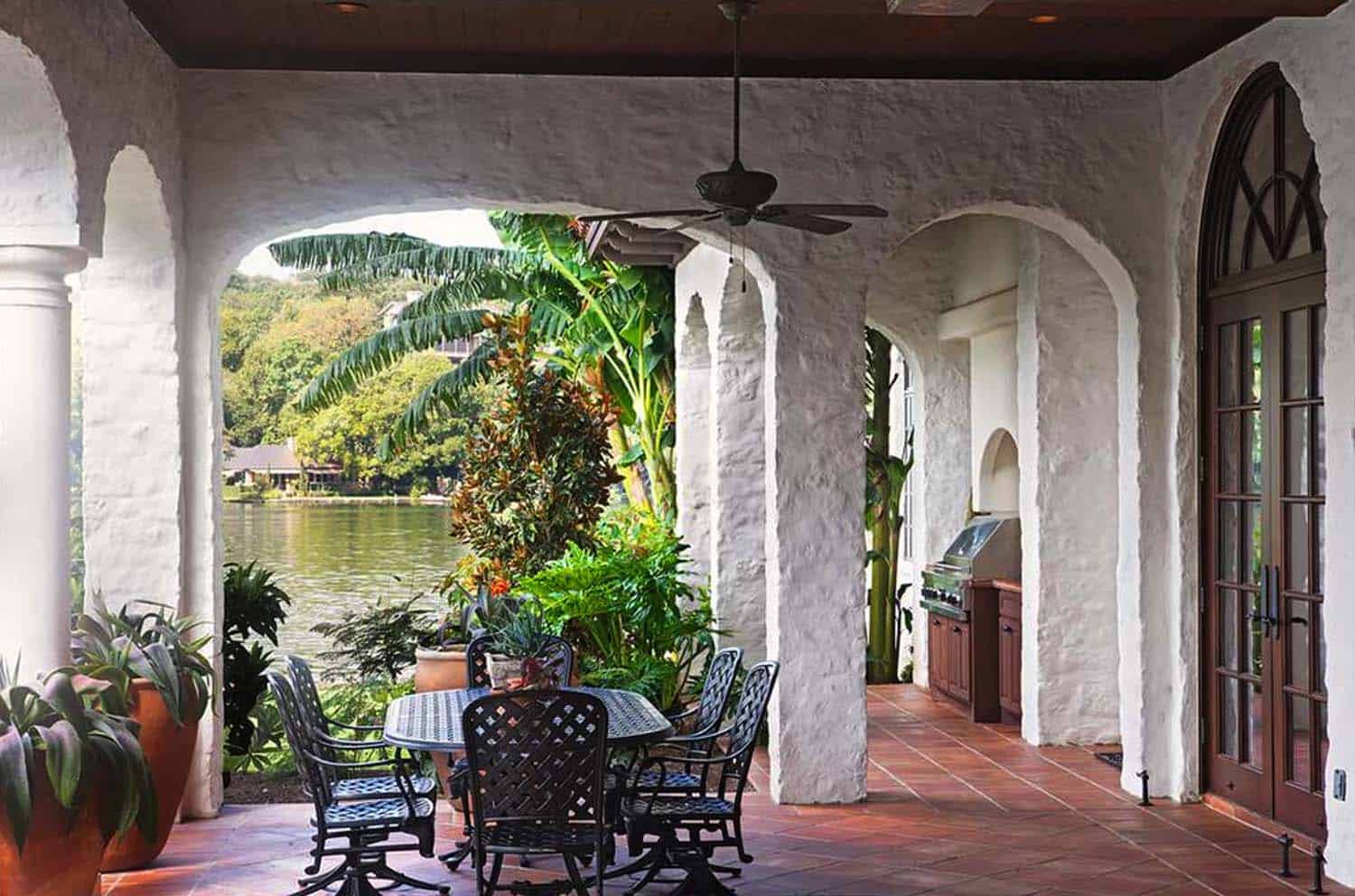 Mediterranean Style Lake House-Cornerstone Architects-08-1 Kindesign
