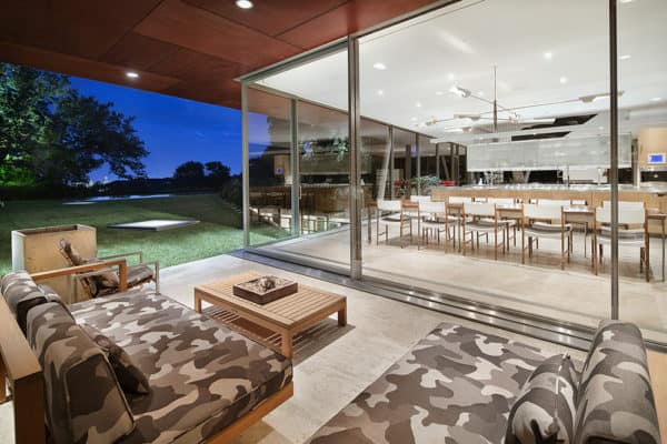 Modern masterpiece of glass and steel in Texas: Floating Box House