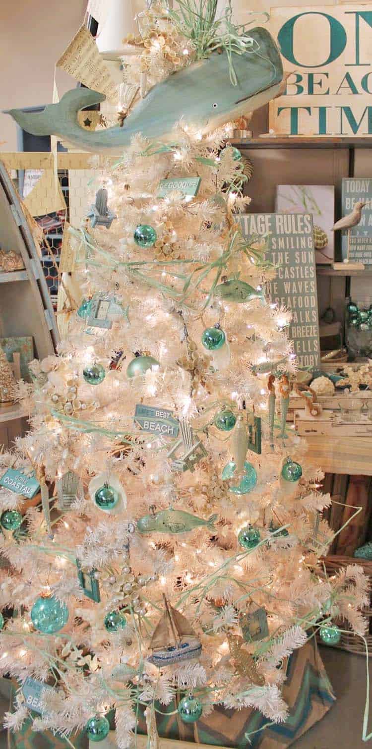 coastal-christmas-tree-decorating-ideas-08-1-kindesign