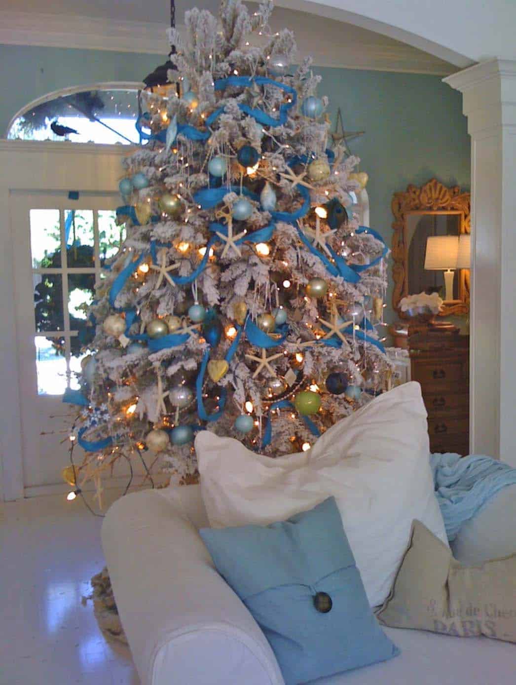 coastal-christmas-tree-decorating-ideas-10-1-kindesign