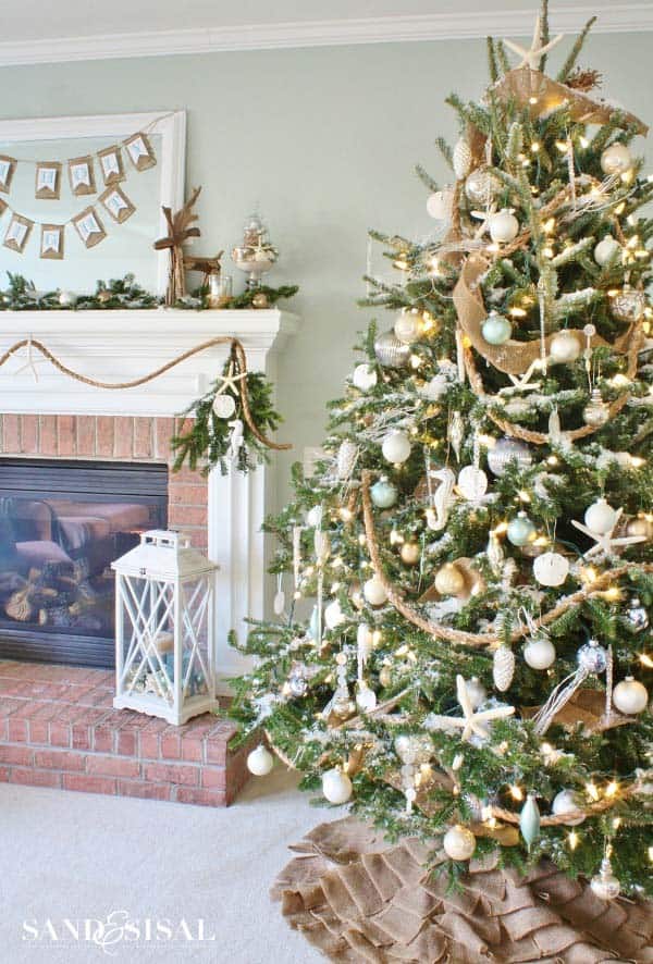 coastal-christmas-tree-decorating-ideas-11-1-kindesign