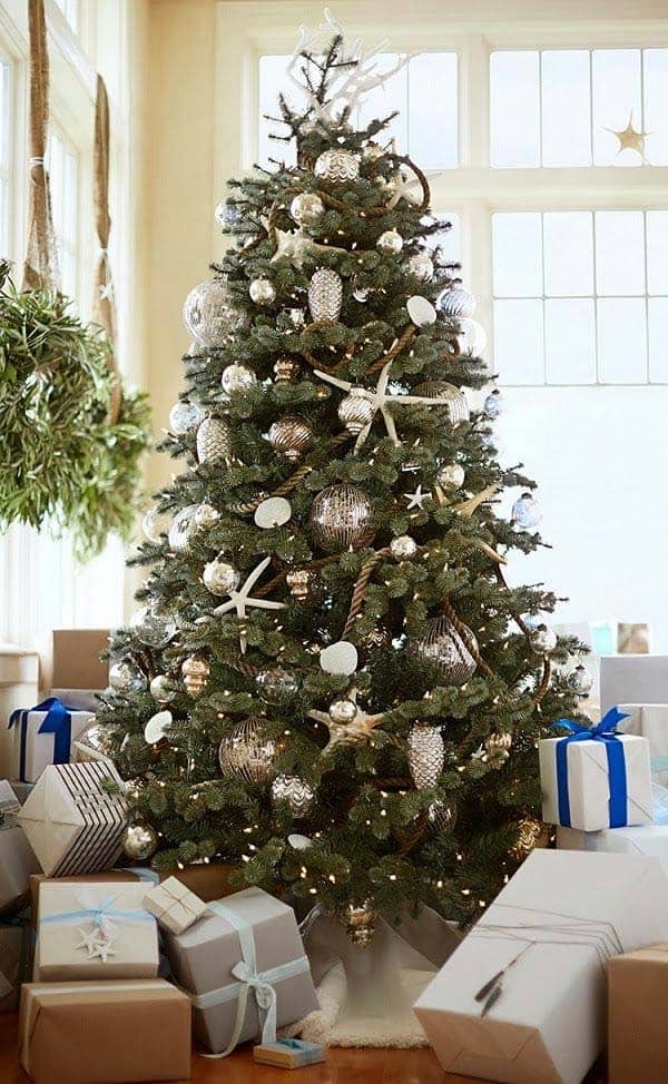 coastal-christmas-tree-decorating-ideas-20-1-kindesign