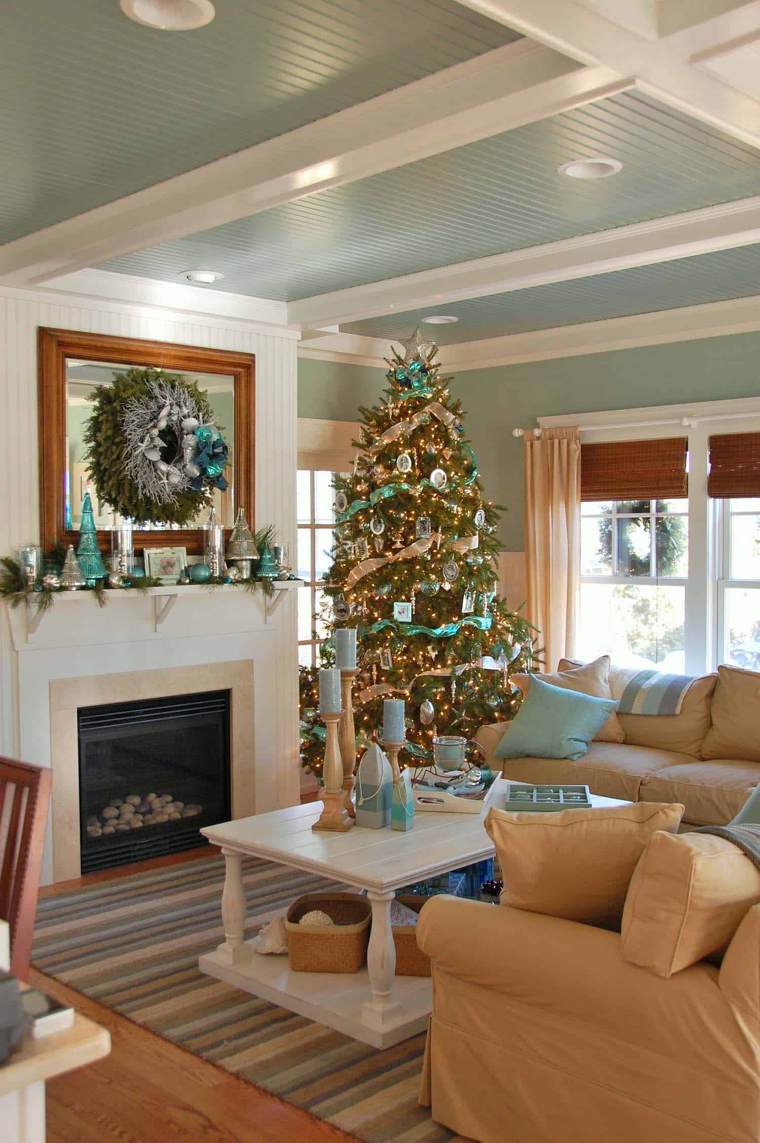 coastal-christmas-tree-decorating-ideas-22-1-kindesign