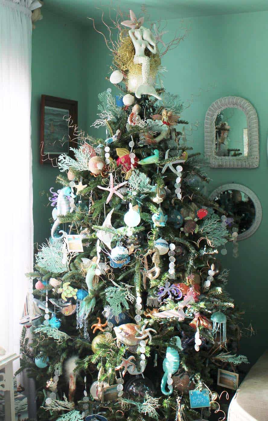 coastal-christmas-tree-decorating-ideas-26-1-kindesign