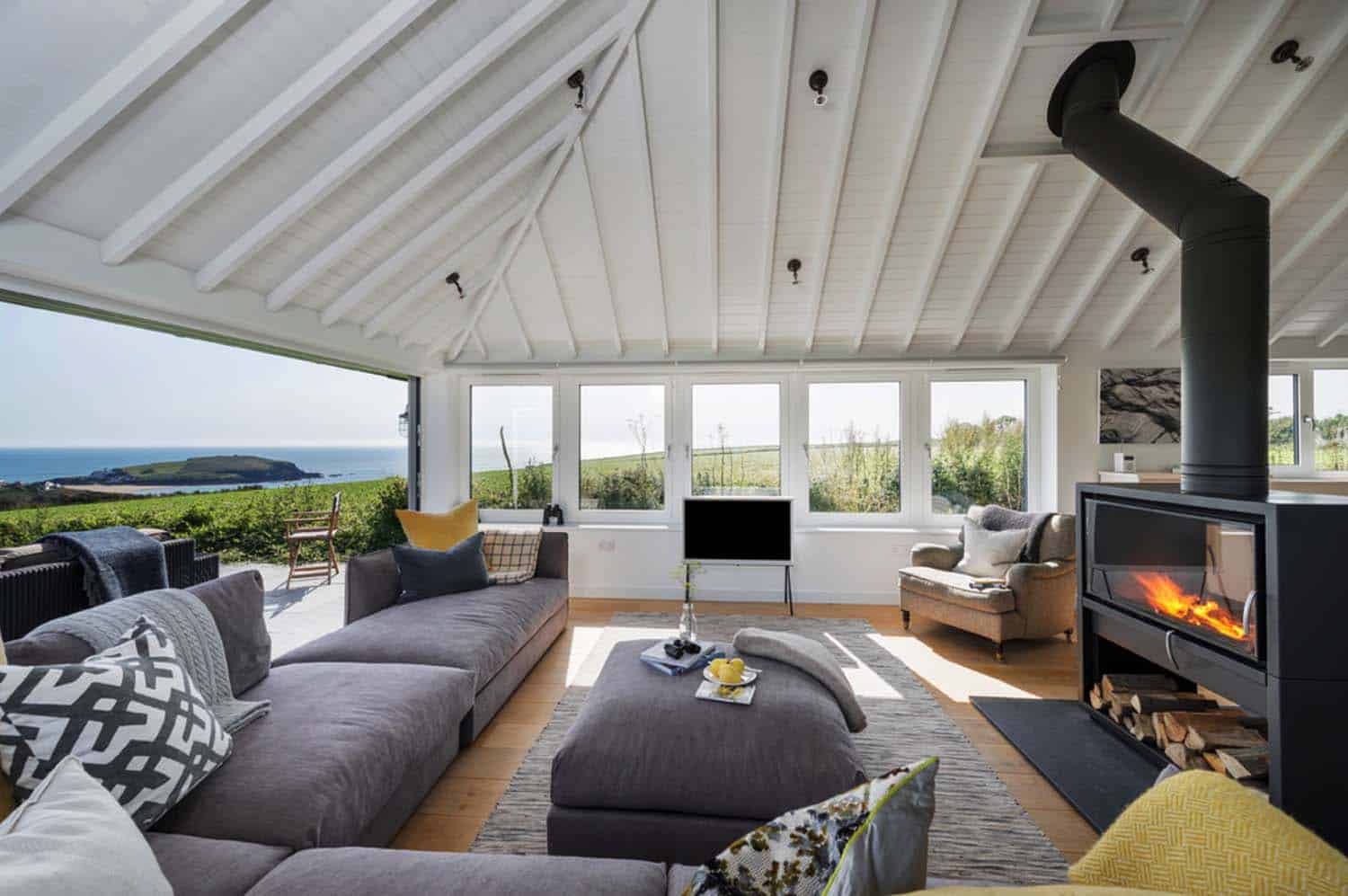 seaside-bungalow-renovation-woodford-architecture-02-1-kindesign
