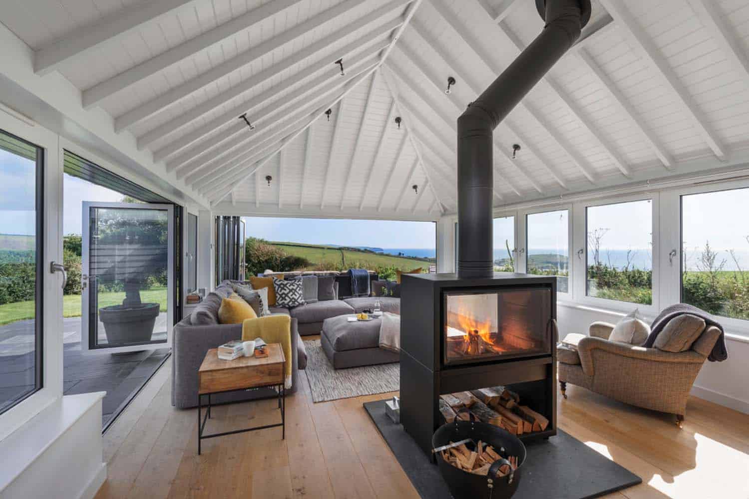seaside-bungalow-renovation-woodford-architecture-03-1-kindesign