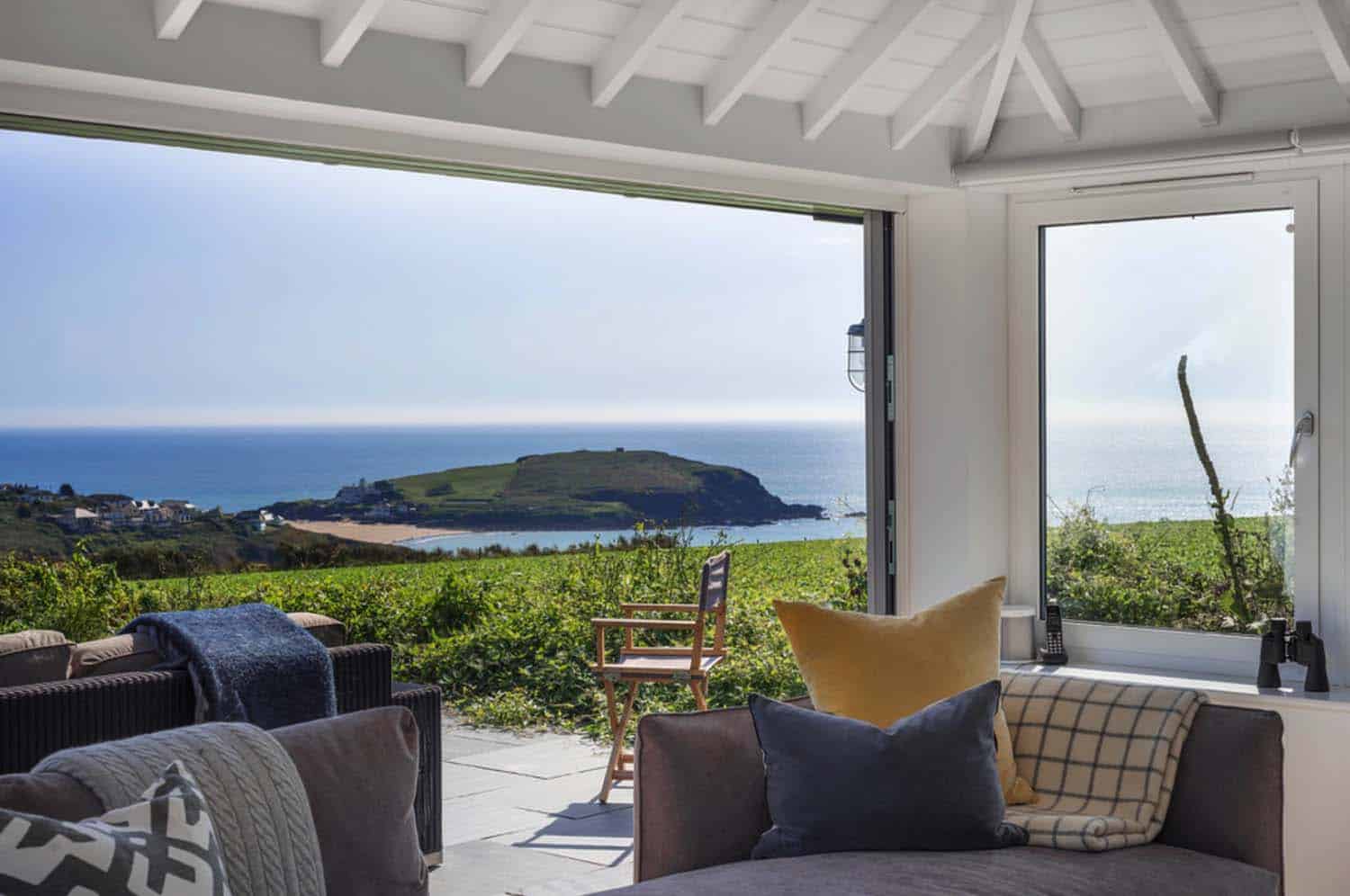 seaside-bungalow-renovation-woodford-architecture-04-1-kindesign