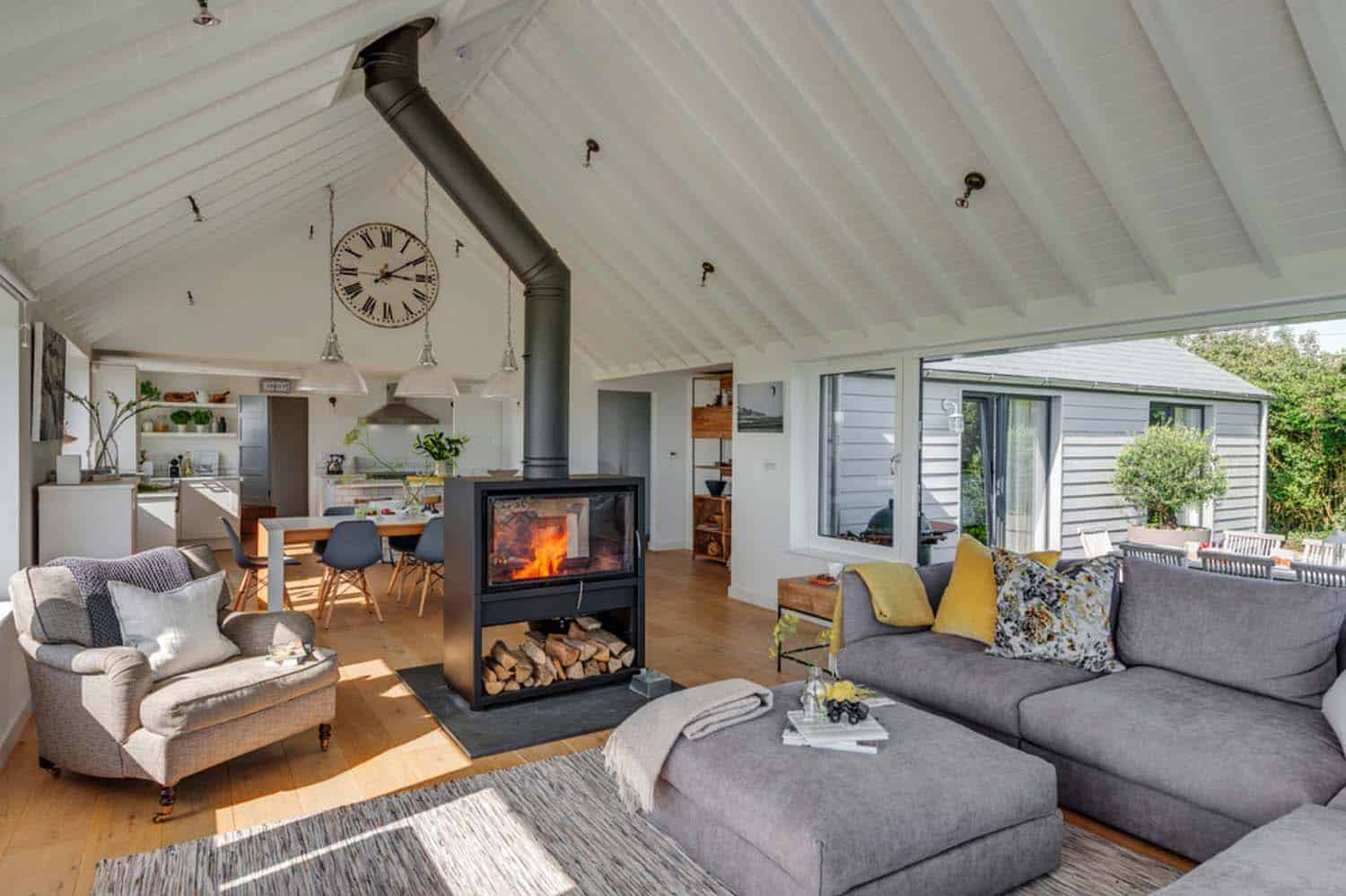 seaside-bungalow-renovation-woodford-architecture-05-1-kindesign