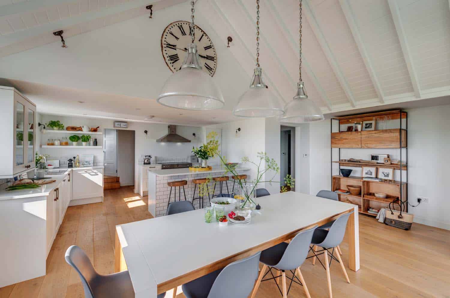 seaside-bungalow-renovation-woodford-architecture-06-1-kindesign