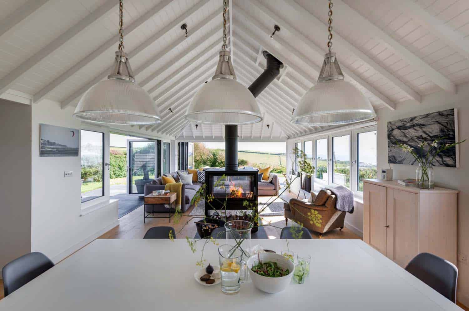 seaside-bungalow-renovation-woodford-architecture-07-1-kindesign