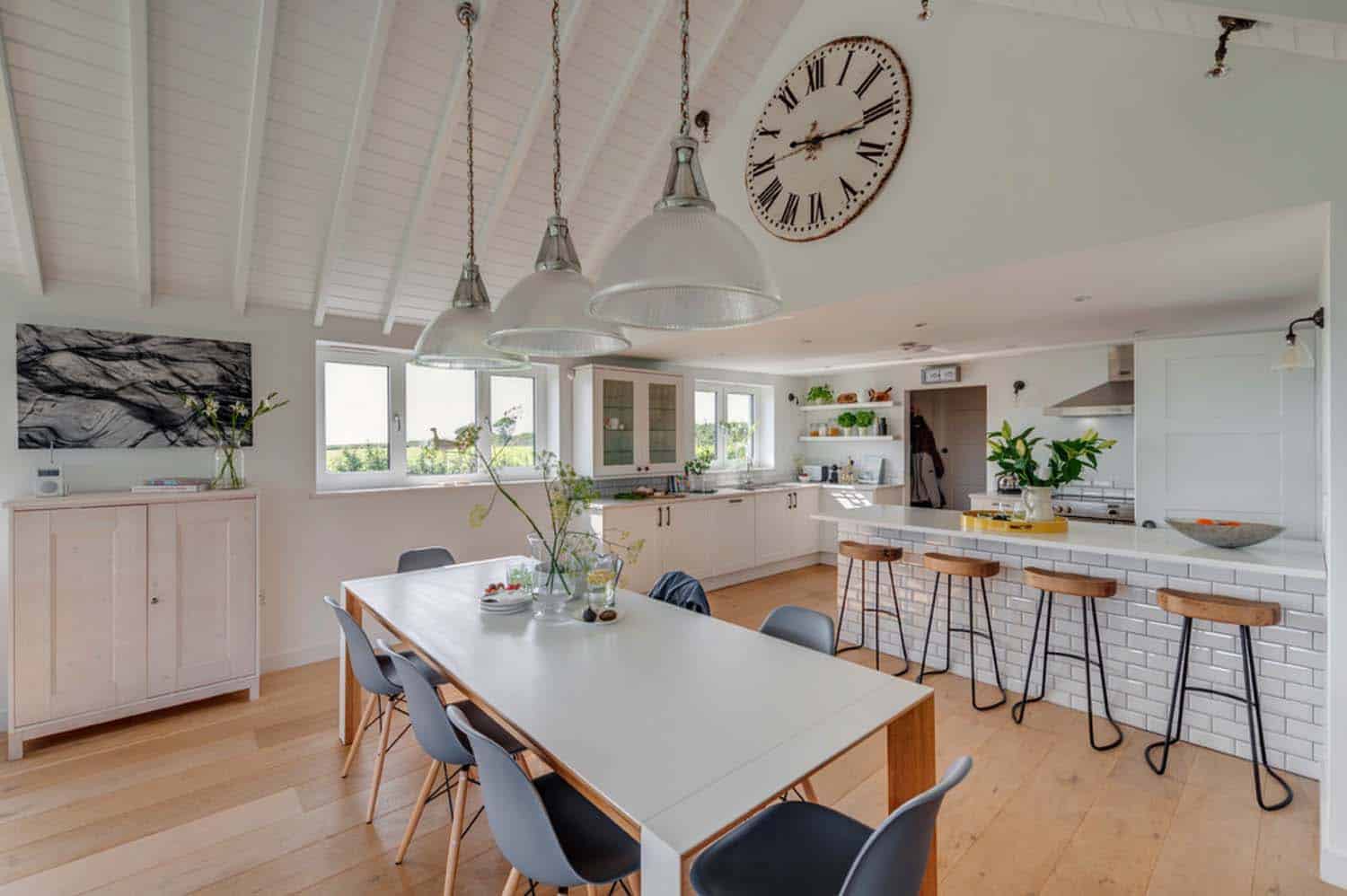 seaside-bungalow-renovation-woodford-architecture-08-1-kindesign