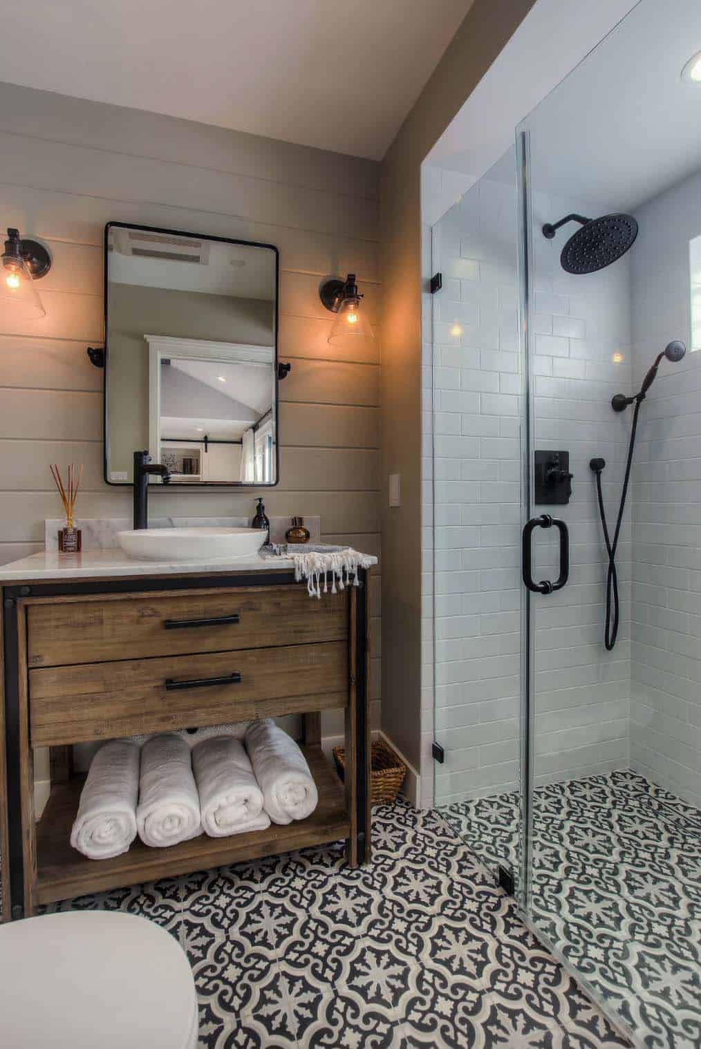 Gorgeous Farmhouse Style Bathrooms-05-1 Kindesign