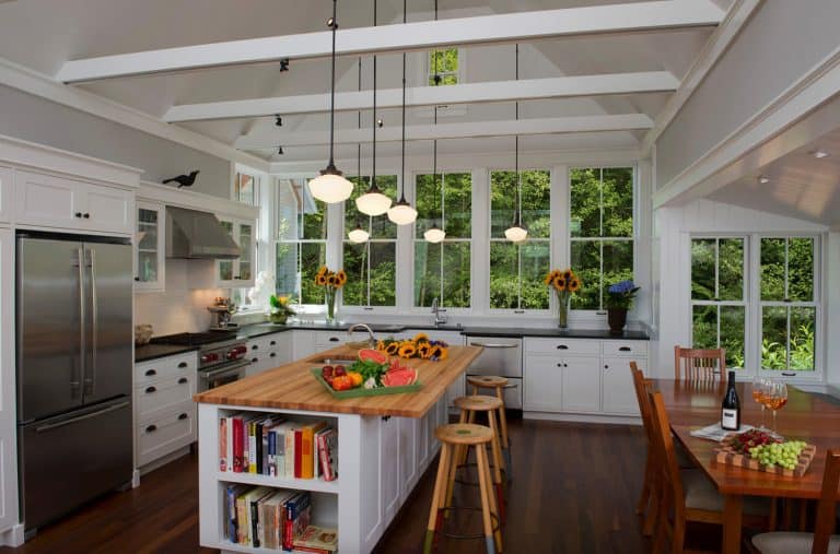 38 Stunning interior living spaces with exposed ceiling trusses