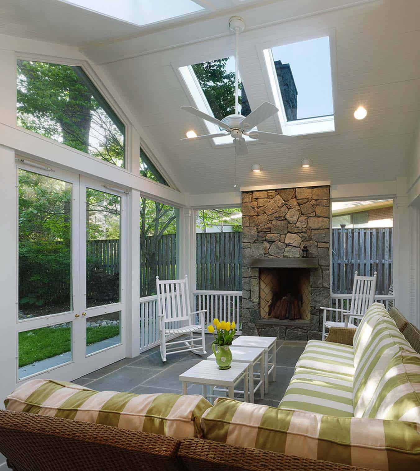 38 Amazingly Cozy And Relaxing Screened Porch Design Ideas