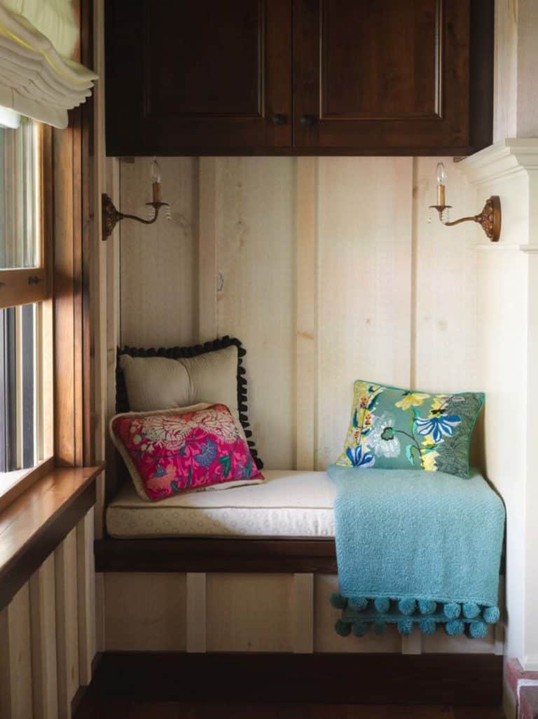 31 Incredibly Cozy Built-In Reading Nooks Designed For Lounging