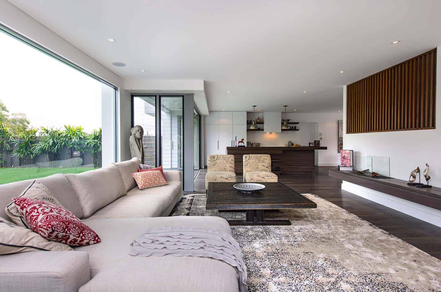 Renovated Contemporary Home-Capital Building-02-1 Kindesign