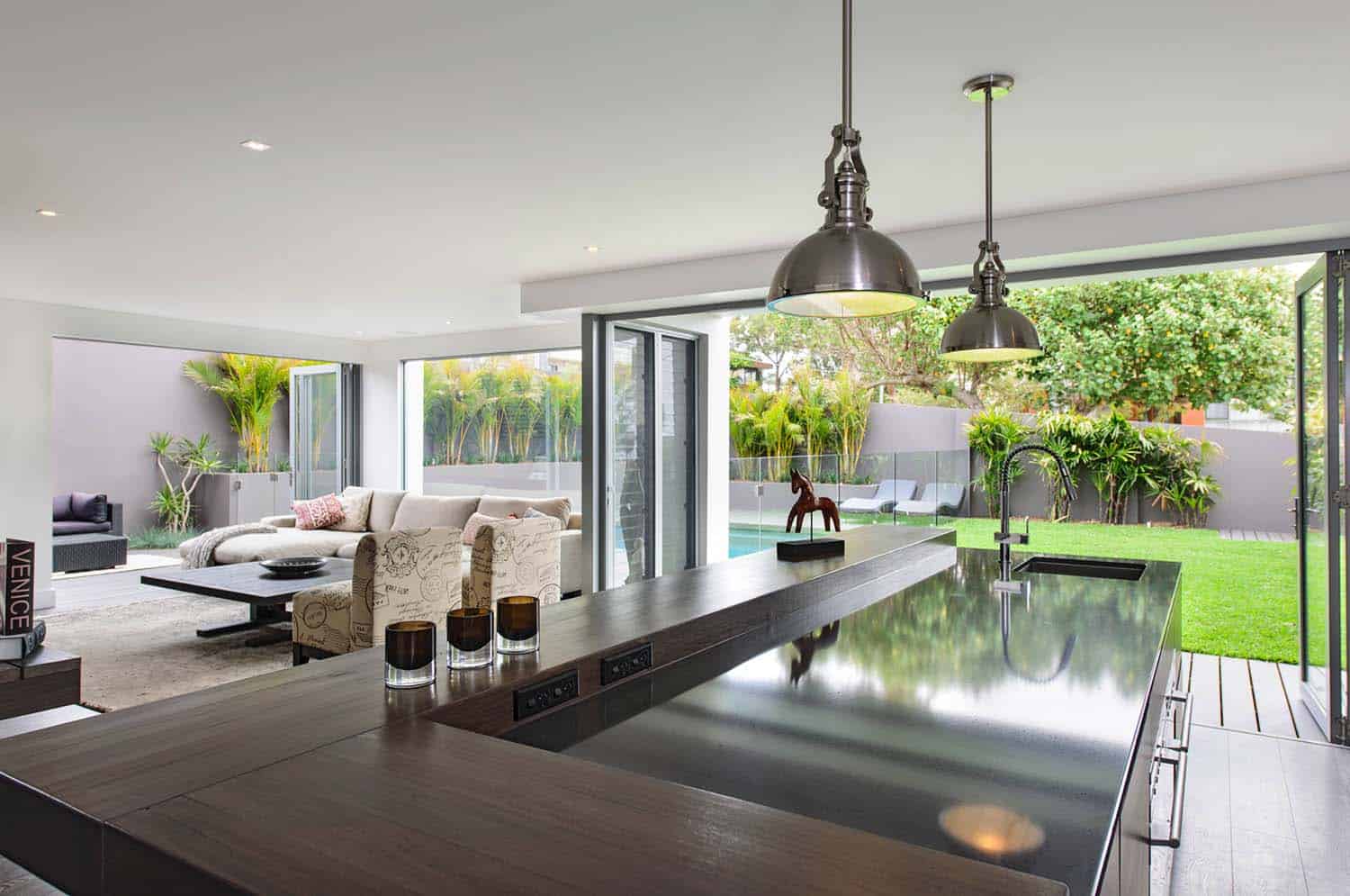 Renovated Contemporary Home-Capital Building-08-1 Kindesign