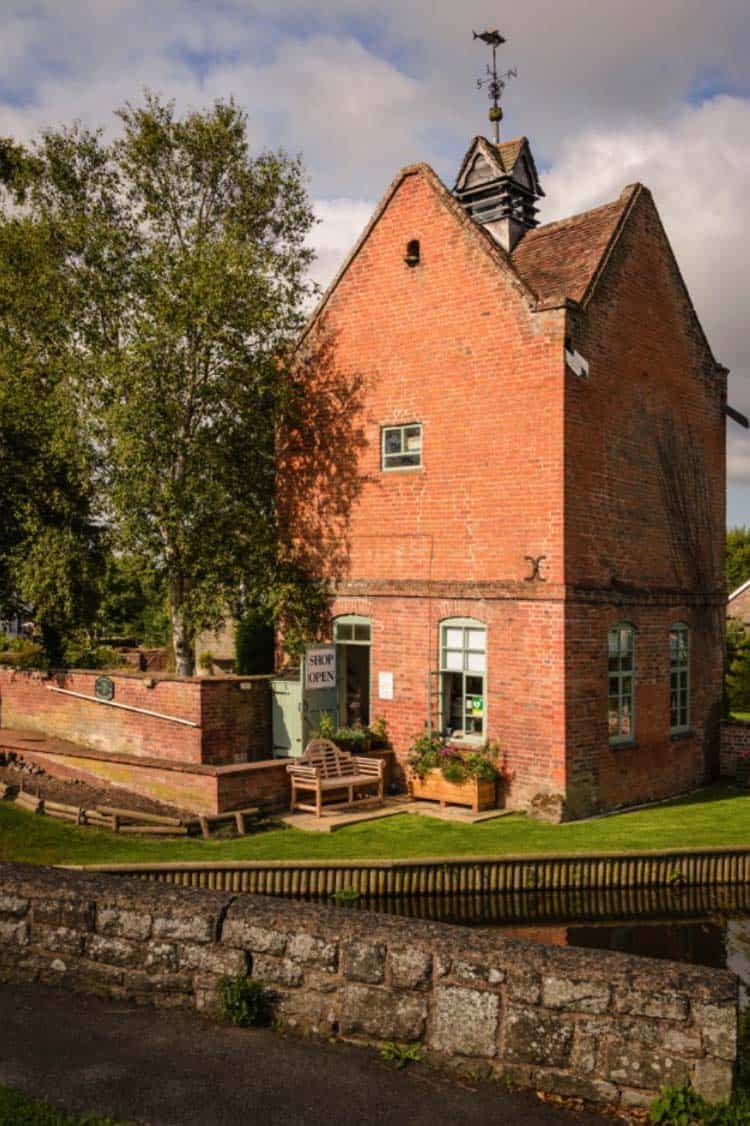 Luxurious Riverfront Cottage-Self-Catering-27-1 Kindesign