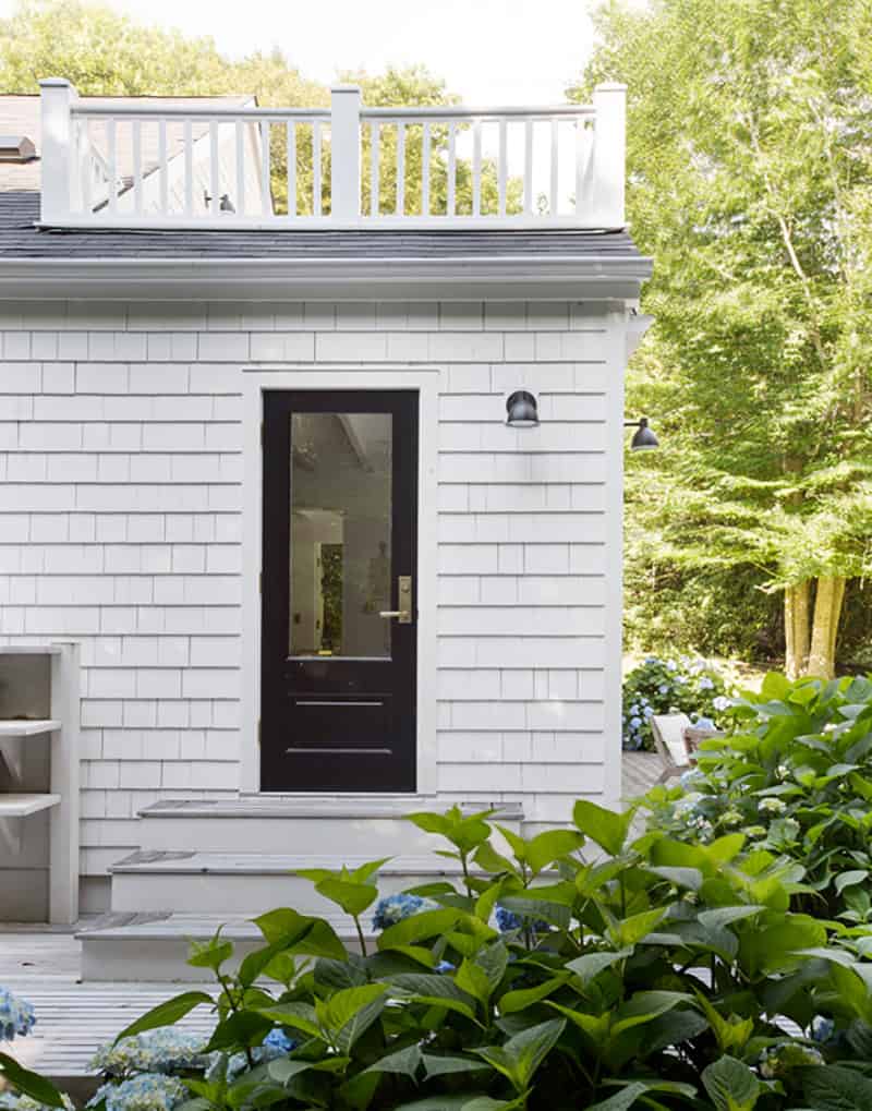 scandinavian-style-beach-retreat-entry