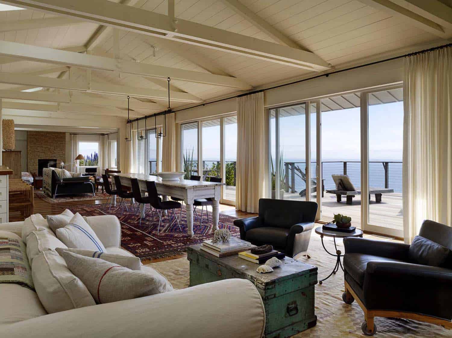 beach-style-dining-room