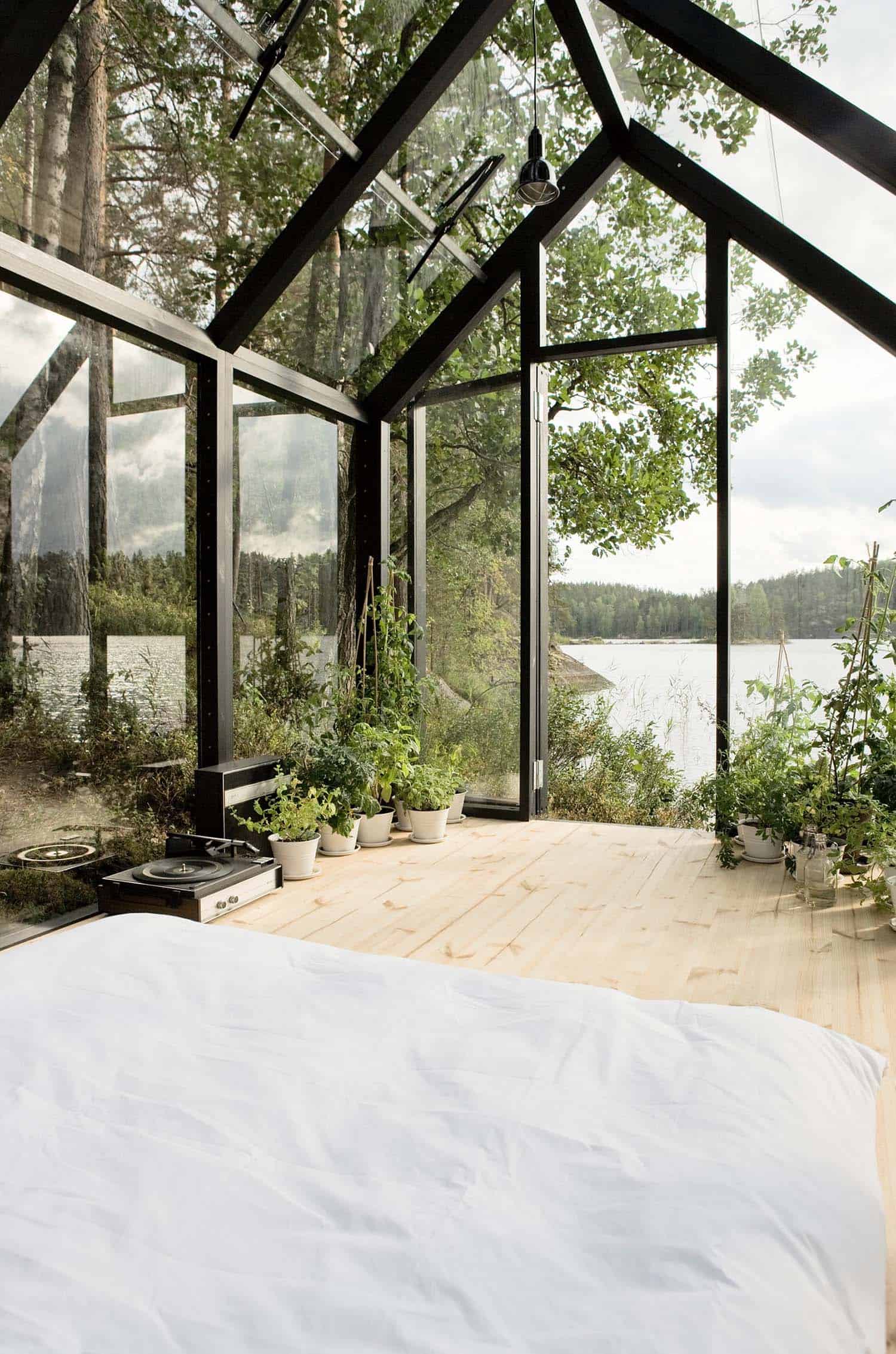 conservatory-greenhouse-bed