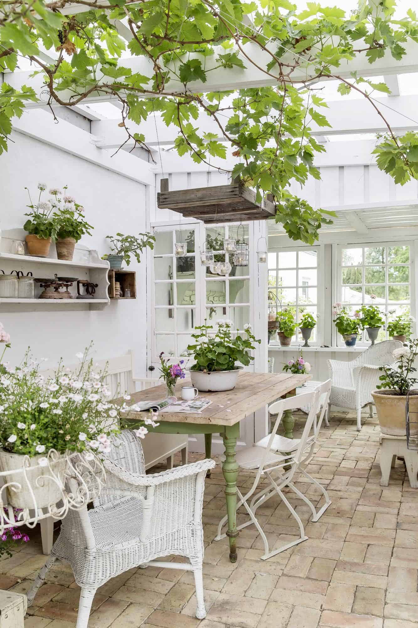 conservatory-greenhouse-white-dining-furniture