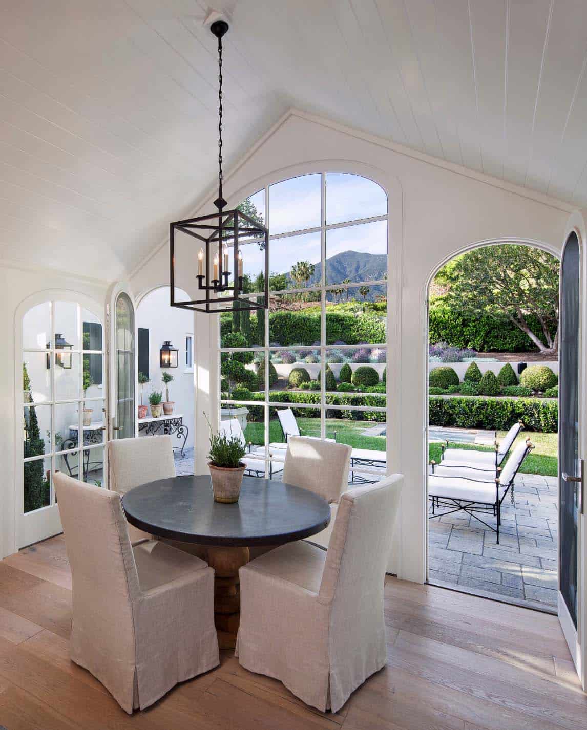 farmhouse-dining-room