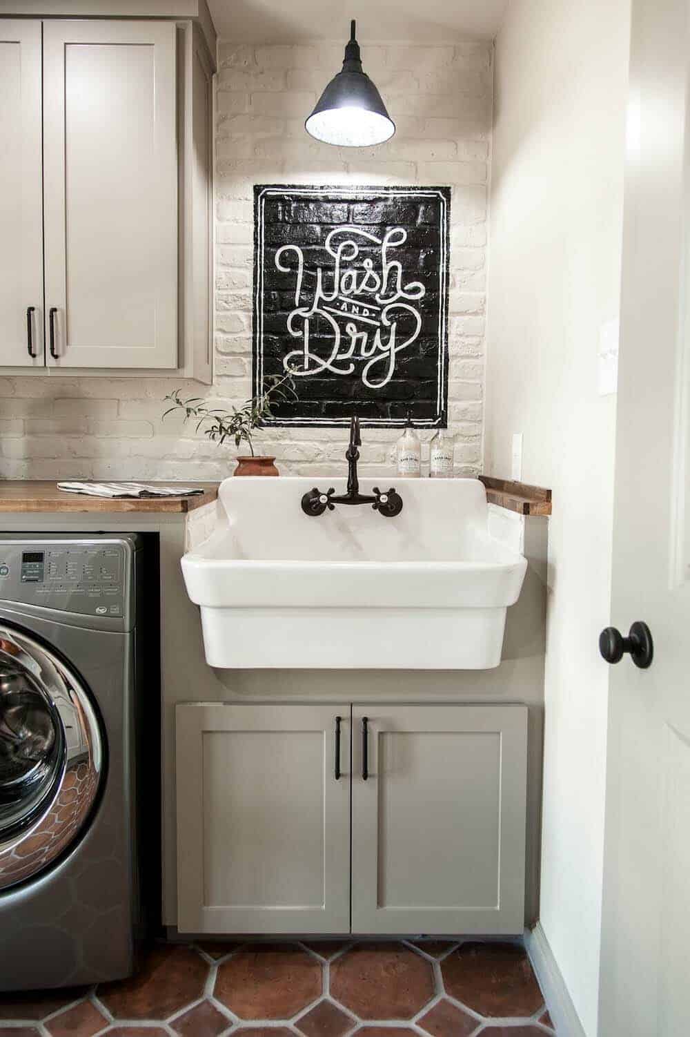 farmhouse-style-laundry-room