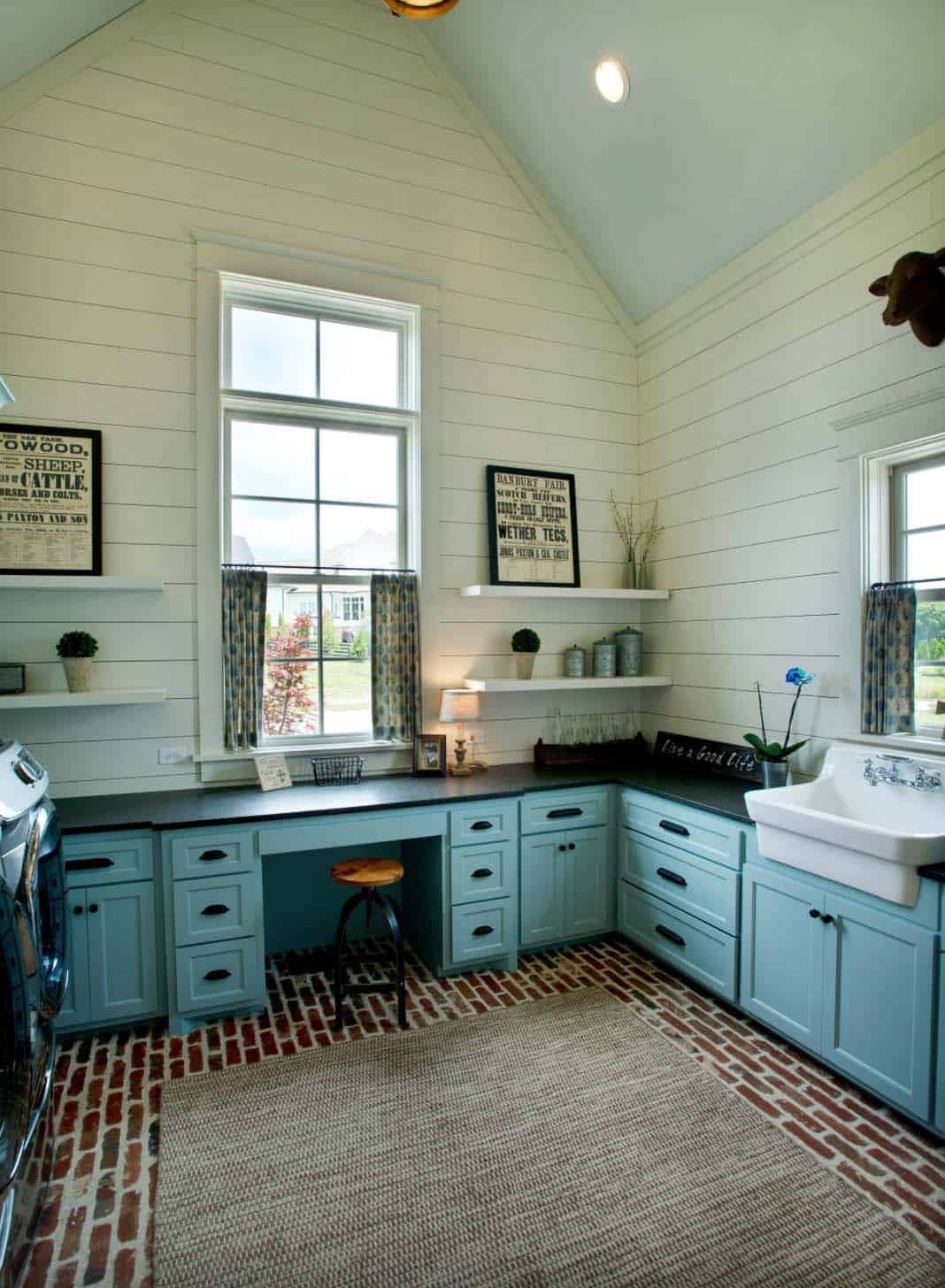 farmhouse-style-laundry-room