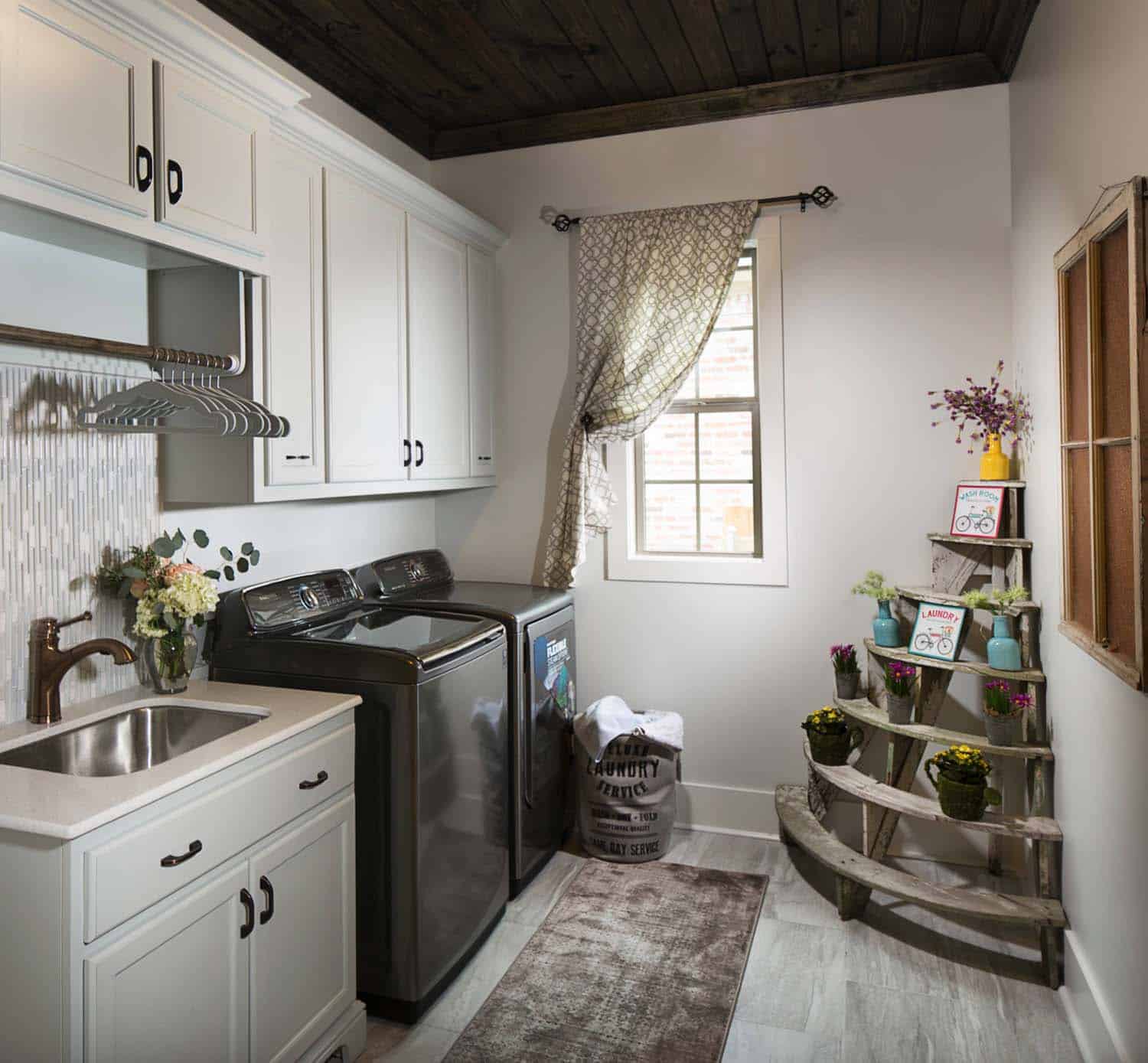 farmhouse-style-laundry-room