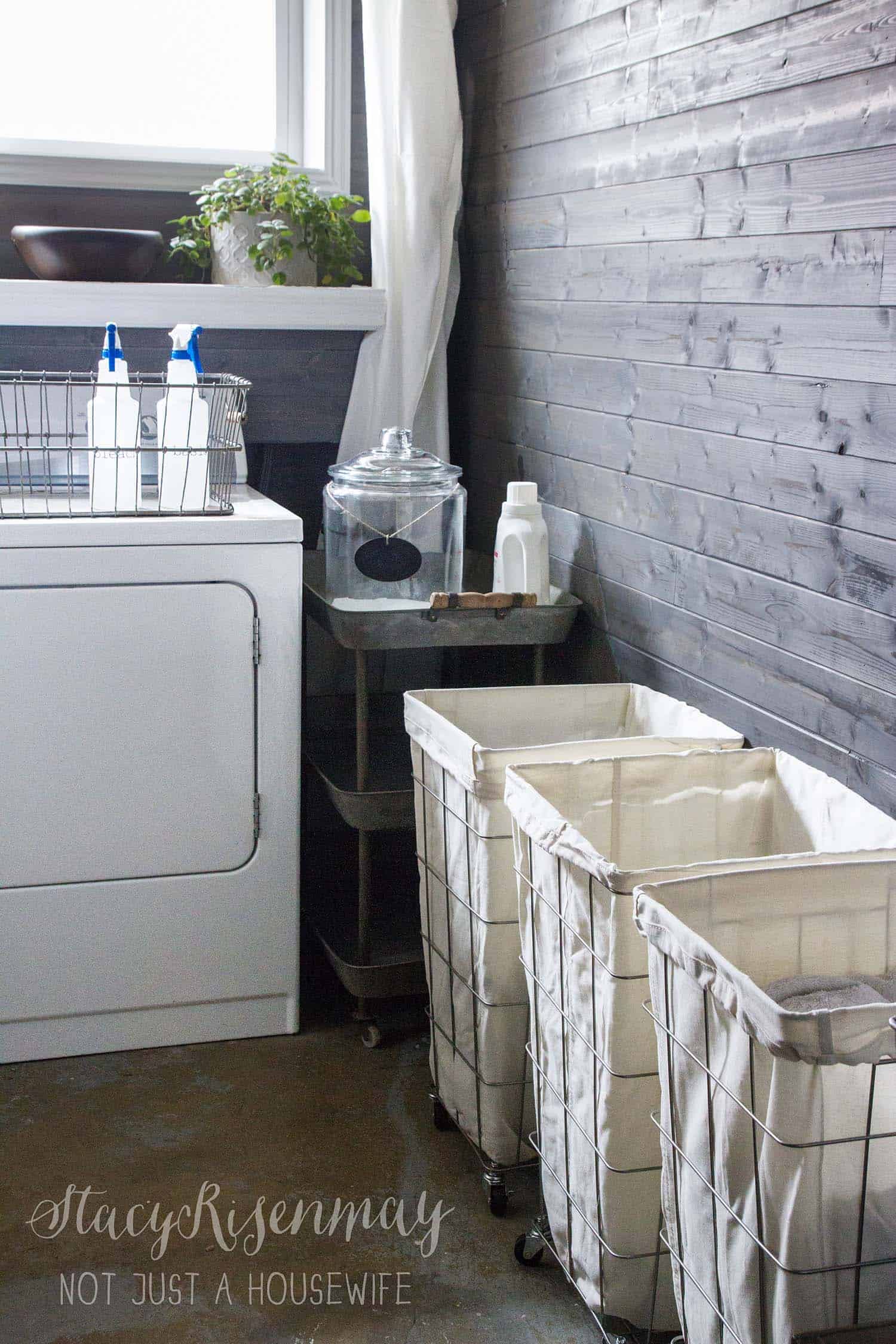 farmhouse-style-laundry-room