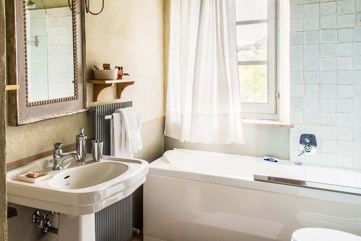 stone-house-bathroom