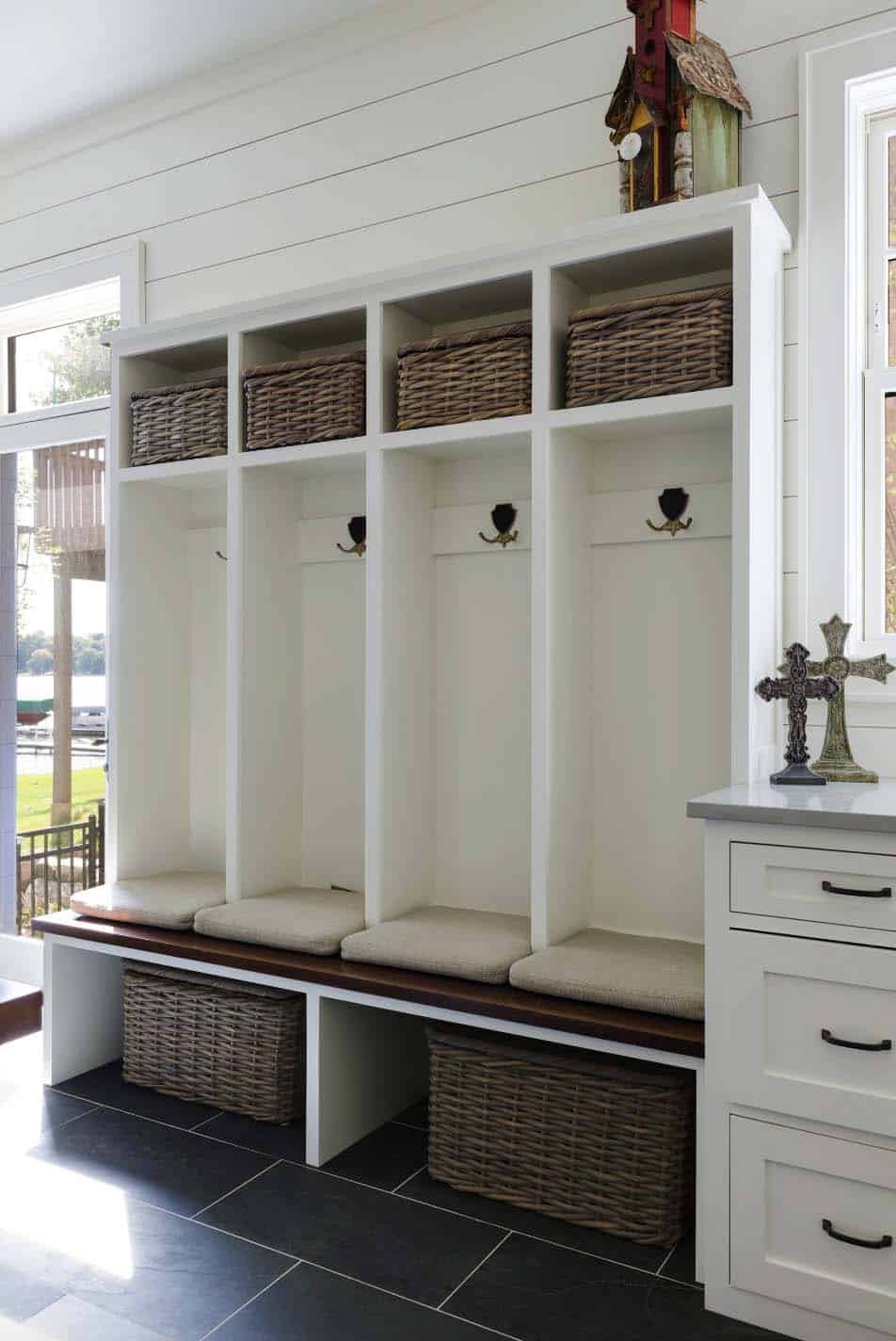 beach-style-mudroom