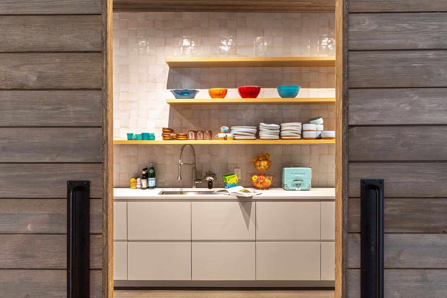 contemporary-butlers-pantry
