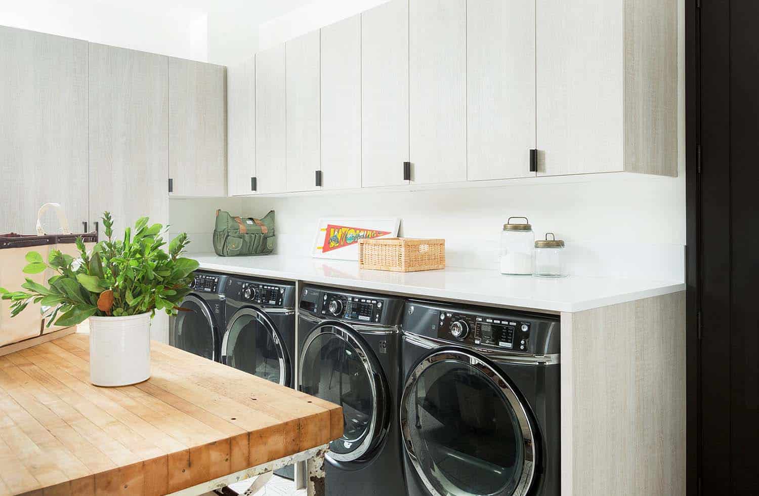 farmhouse-laundry-room