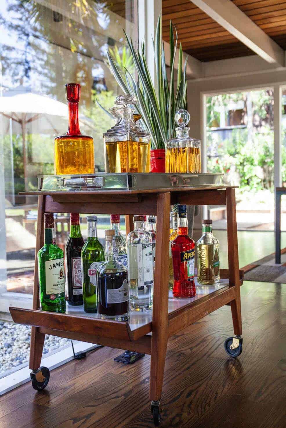 midcentury-home-bar