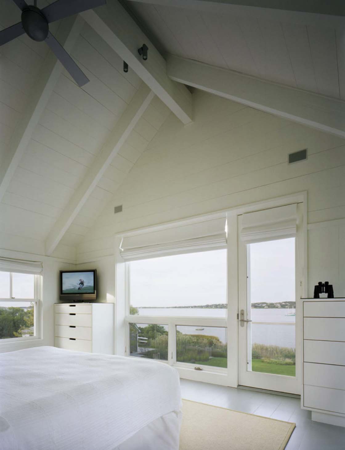 beach-style-bedroom