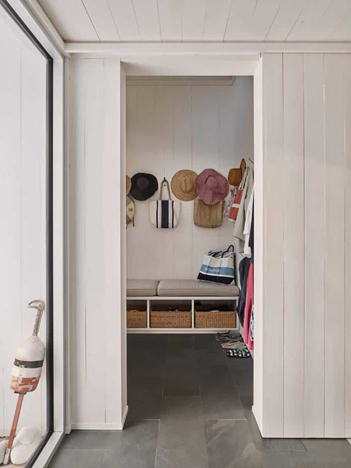 beach-style-mudroom