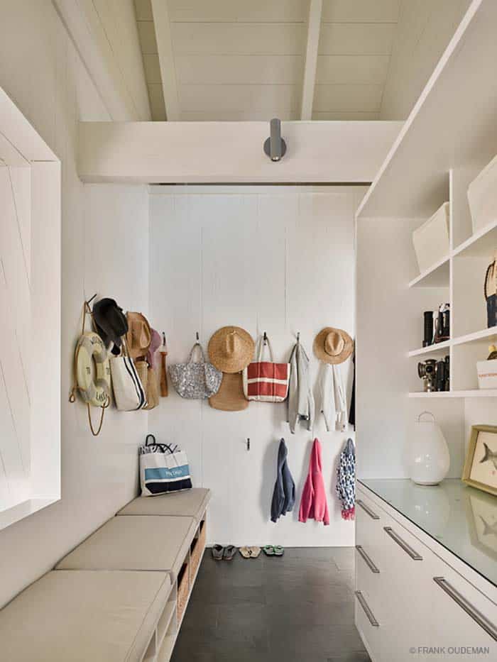 beach-style-mudroom